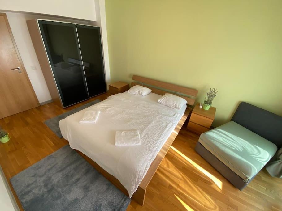 Green Apartment 214 With Private Parking 부쿠레슈티 외부 사진